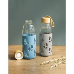 PEBBLY Carafe, Pichet|Bouteille en Verre avec Protection Silicone Bleu 55 cl