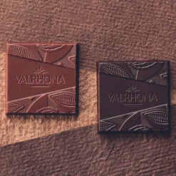 VALRHONA Chocolats À Offrir|Confiserie|Coffret 32 Carrés de Chocolats Noir et Lait Les Essentiels 160 g