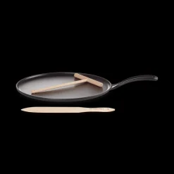 LE CREUSET Poêles|Crêpière en Fonte 27 cm Noir Mat avec Spatule & Râteau