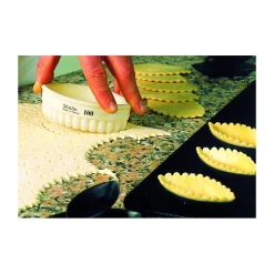 MATFER Emporte Pièce - Découpoir Pâtisserie|Emporte Pièce Ovale Cannelé 4 x 2,3 cm Exoglass