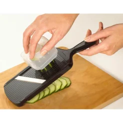 KYOCERA Mandoline De Cuisine|Mandoline Réglable Lame Céramique avec Protège Doigts Noire