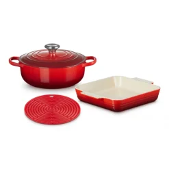 LE CREUSET Servir, Présenter|Cocotte En Fonte|Set Cocotte 24 cm, Plat à Gratin 23 cm et Dessous de Plat Cerise
