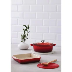 LE CREUSET Servir, Présenter|Cocotte En Fonte|Set Cocotte 24 cm, Plat à Gratin 23 cm et Dessous de Plat Cerise