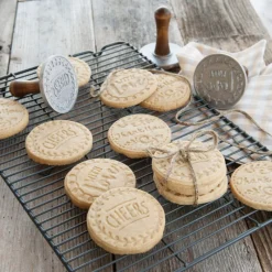 NORDIC WARE Emporte Pièce - Découpoir Pâtisserie|Tampons à Biscuits et Cookies Ronds Greetings (x3)
