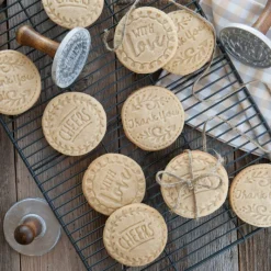 NORDIC WARE Emporte Pièce - Découpoir Pâtisserie|Tampons à Biscuits et Cookies Ronds Greetings (x3)